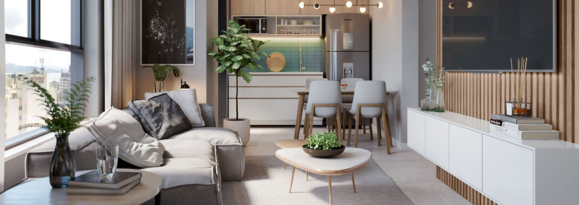Sala de estar moderna e iluminada, com sofá cinza, almofadas, mesa de centro, poltrona e mesa de jantar com quatro cadeiras, além de cozinha integrada ao fundo e decoração com plantas em vasos.