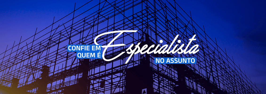 Imagem de fundo com andaime de obras contra o céu, com o texto “confie em quem é especialista no assunto” e logo ACCR Construções